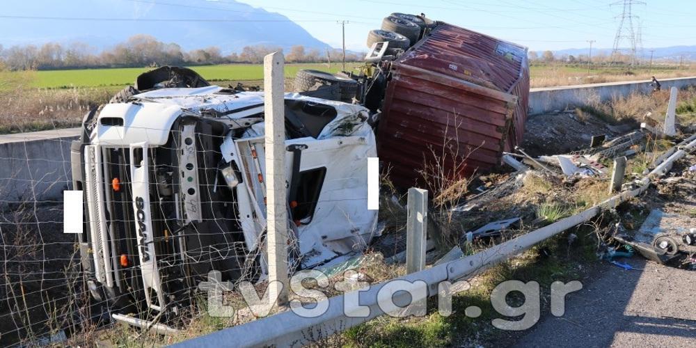 Ανατροπή νταλίκας στην Εθνική Οδό - Σώθηκε από θαύμα ο οδηγός [εικόνες]