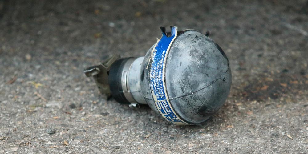 Άγρια επεισόδια με τραυματίες στο γήπεδο του Πανιωνίου - Συγκρούσεις οπαδών με τα ΜΑΤ