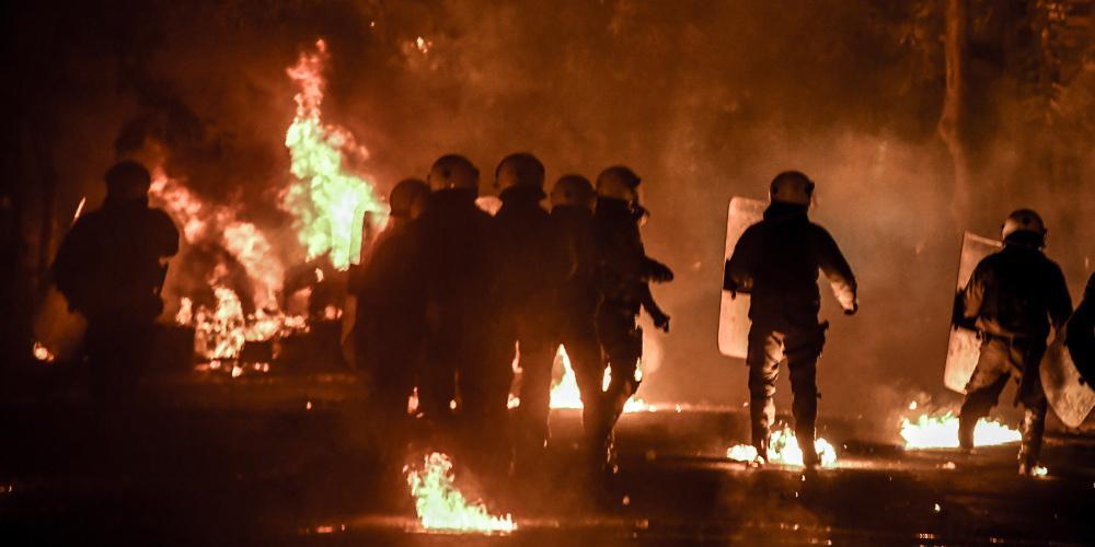 Νέες επιθέσεις με μολότοφ κατά των ΜΑΤ στα Εξάρχεια