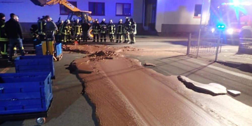 Διαρροή εργοστασίου στη Γερμανία έστρωσε το πεζοδρόμιο με σοκολάτα[εικόνες]