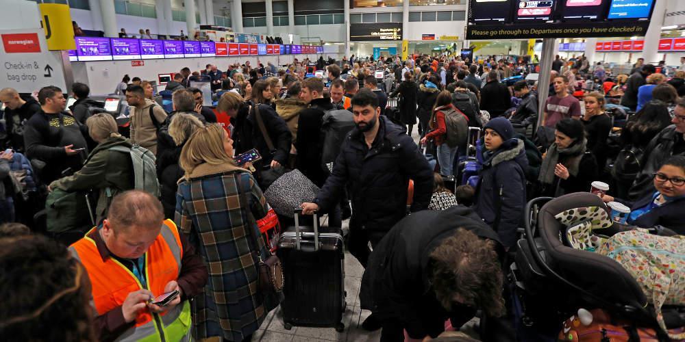 Ανοίγει σταδιακά το Γκάτγουικ 32 ώρες μετά το «λουκέτο» λόγω drones [εικόνες]