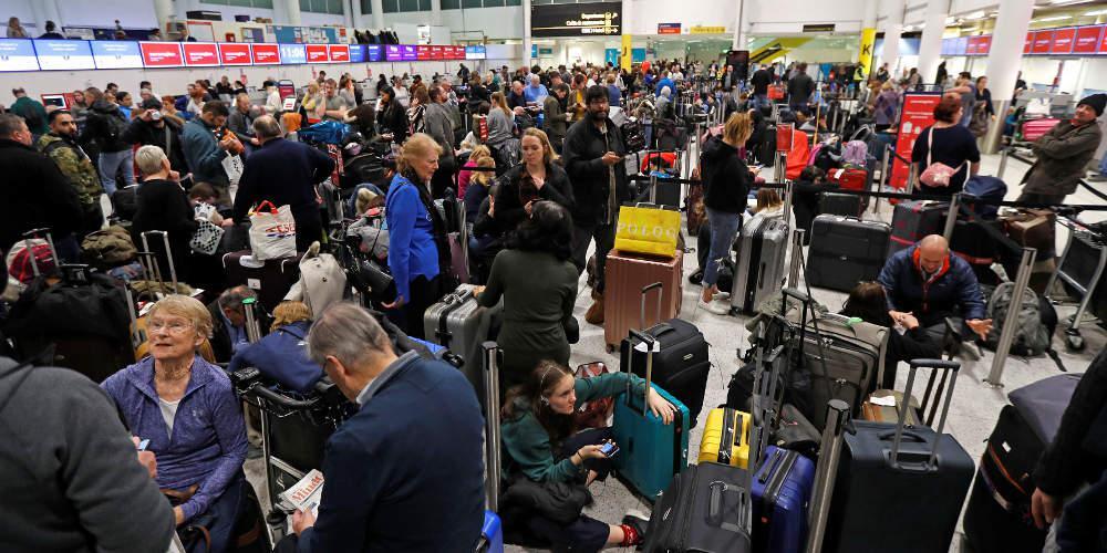 Χάος στο Γκάτγουικ: Χιλιάδες εγκλωβισμένοι επιβάτες μέχρι να λειτουργήσει ξανά το αεροδρόμιο [εικόνες]