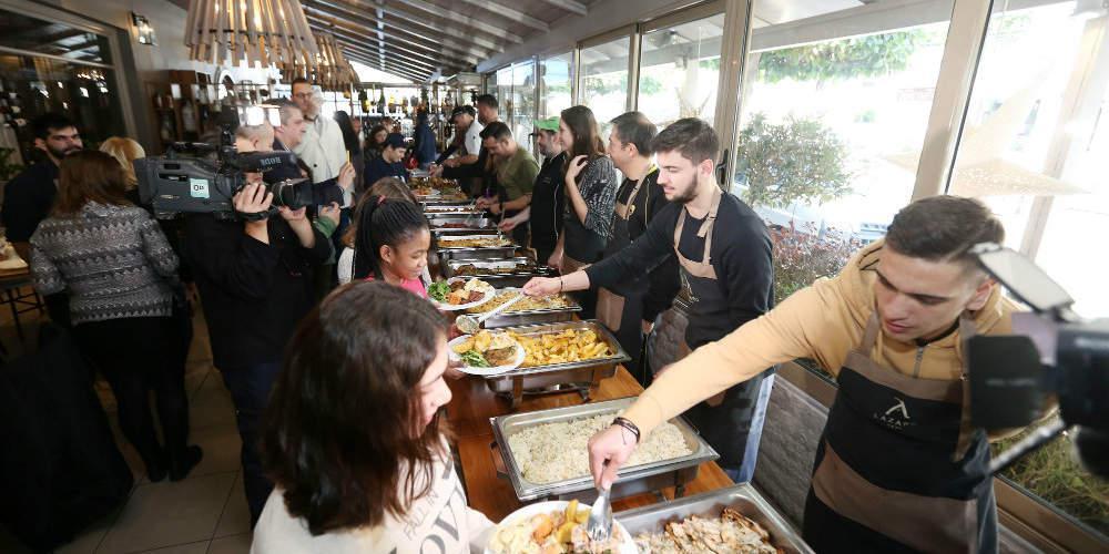 Ποδοσφαιριστές και μπασκετμπολίστες σέρβιραν στο Χριστουγεννιάτικο Γεύμα Αγάπης [εικόνες]