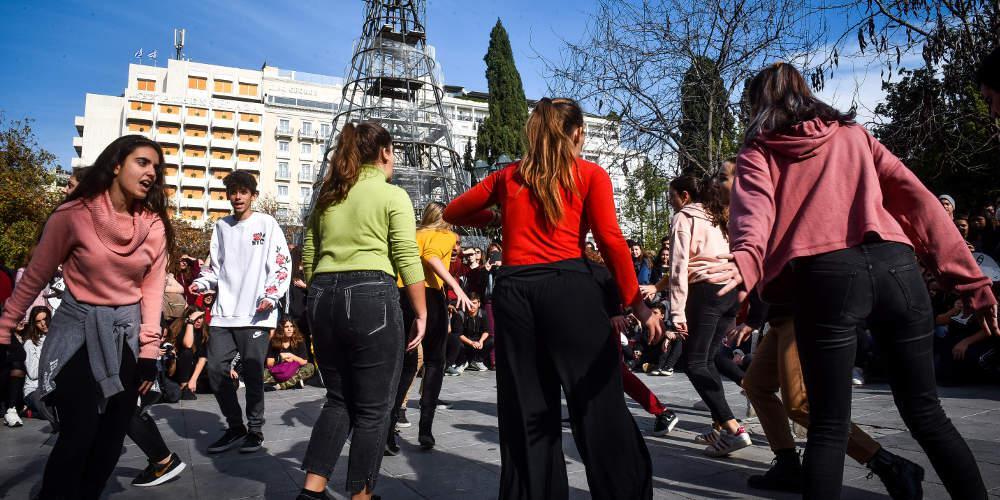 Έδειξαν το σωστό παράδειγμα-Μητέρες έπαιξαν ξύλο για μια θέση σε σχολική γιορτή [βίντεο]
