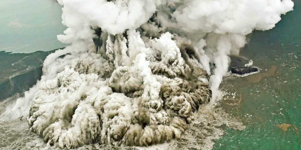 Συναγερμός στην Ινδονησία για την ηφαιστειακή τέφρα: Αναδρομολογούνται όλες οι πτήσεις