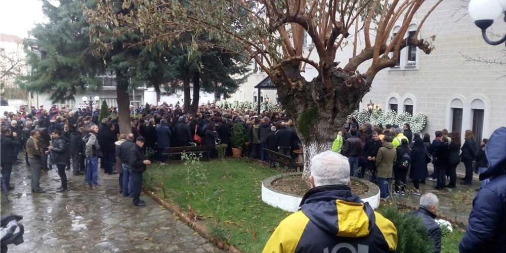 Θλίψη και οργή στην κηδεία της 21χρονης Ελένης Τοπαλούδη στο Διδυμότειχο [εικόνες & βίντεο]