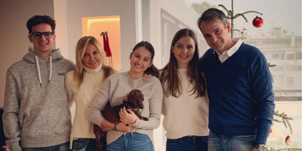 Τα χρόνια πολλά του Κυριάκου Μητσοτάκη με μια Τα χρόνια πολλά του Κυριάκου Μητσοτάκη με μια οικογενειακή φωτογραφία φωτογραφία