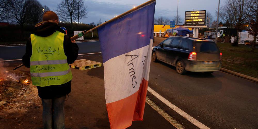 Δεν κάνουν πίσω τα «κίτρινα γιλέκα» παρά την υποχώρηση Μακρόν για εξάμηνο «πάγωμα» στις τιμές των καυσίμων