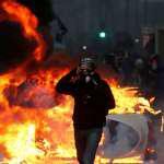 «Μάχη» στο Παρίσι! Φωτιές, πλαστικές σφαίρες και 1.000 προσαγωγές στη διαδήλωση των «κίτρινων γιλέκων»