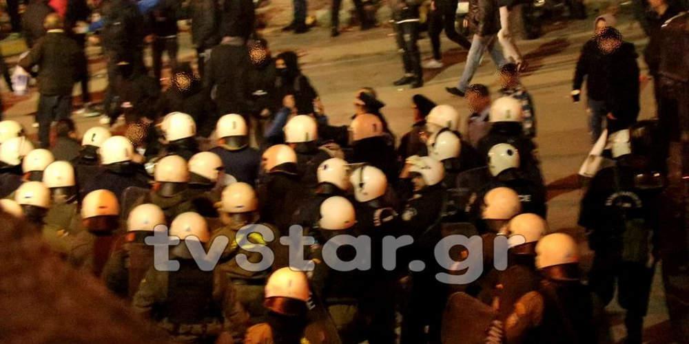 Ξύλο και ένταση με τα ΜΑΤ στη Λαμία μετά τον αγώνα ΠΑΣ-ΠΑΟΚ [βίντεο]