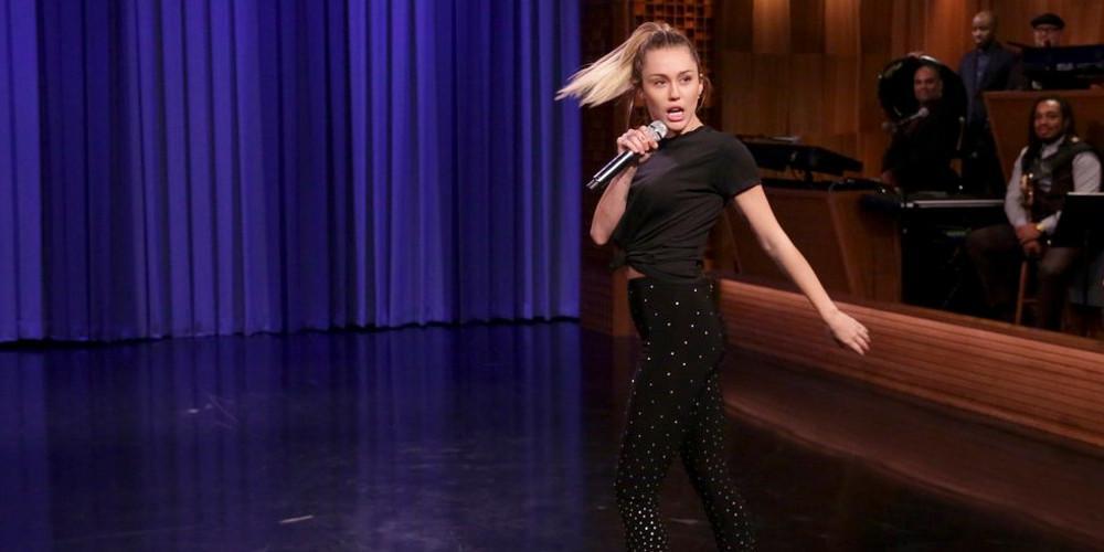 Η Μάιλι Σάιρους παραδέχεται ότι καπνίζει ξανά «χόρτο»