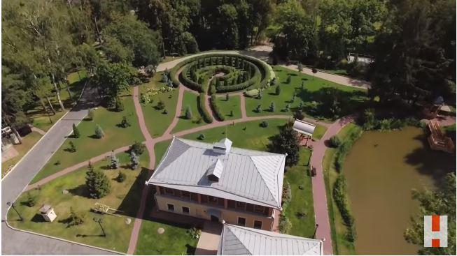 Ο Τσίπρας στη βίλα Milovka: H θηριώδης έπαυλη με τα 3 ελικοδρόμια και το χιονοδρομικό κέντρο [εικόνες&βίντεο]