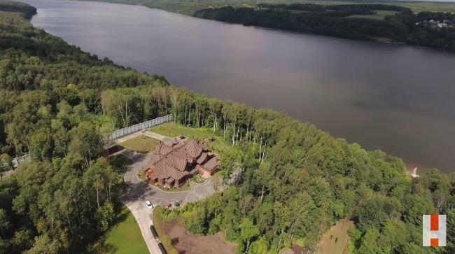 Ο Τσίπρας στη βίλα Milovka: H θηριώδης έπαυλη με τα 3 ελικοδρόμια και το χιονοδρομικό κέντρο [εικόνες&βίντεο]