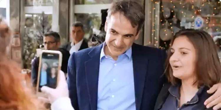 Επίσκεψη Μητσοτάκη στη Νέα Σμύρνη: «Κυριάκο δαγκωτό» και «Άντε να φτιάξουμε την Ελλάδα» [βίντεο]