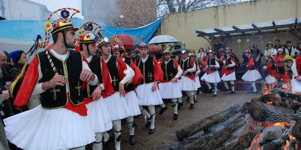 Το χριστουγεννιάτικο έθιμο των Μωμόγερων, της πατερίτσας και άλλες μοναδικές παραδόσεις