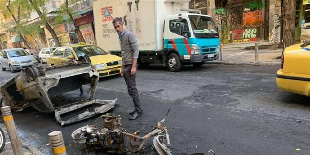 Αυτοψία στα καμένα Εξάρχεια από τον Κώστα Μπακογιάννη