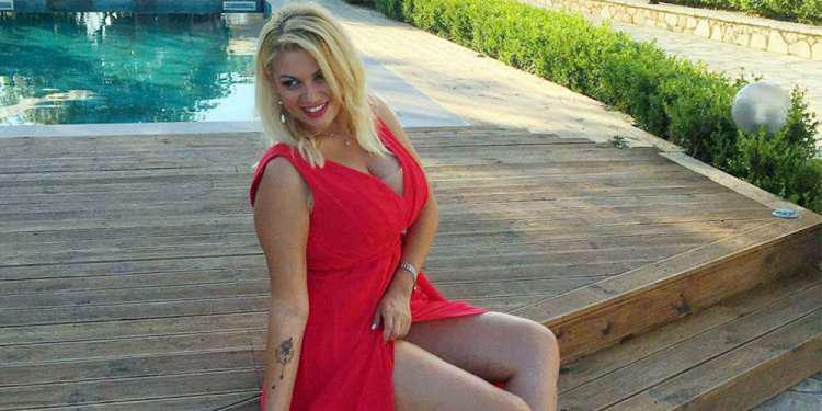 Γυμνή στο κρεβάτι αποχαιρετά το 2018 η δημοσιογράφος του Alpha Νάνσυ Παραδεισάνου