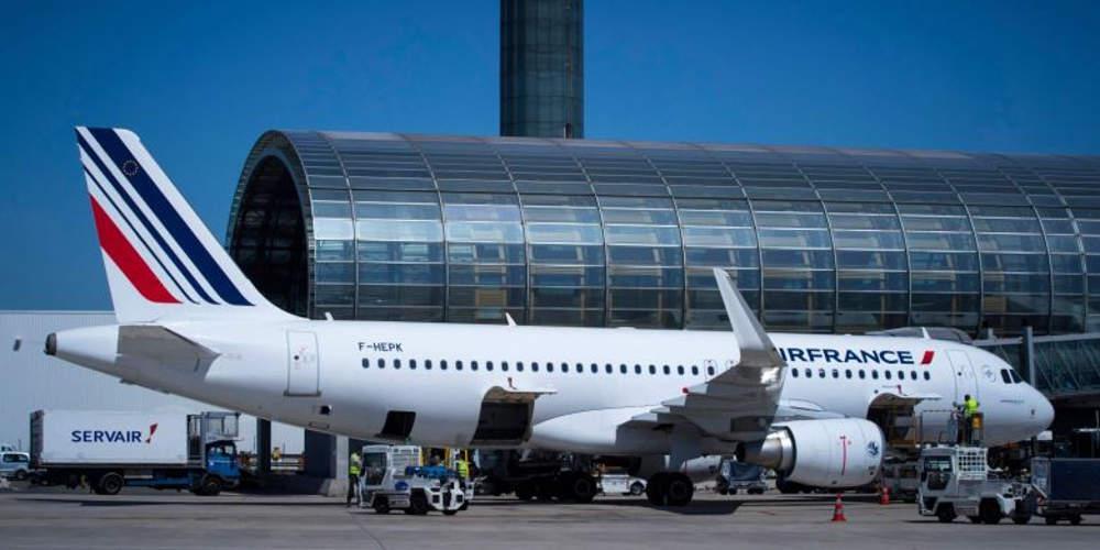 Απεργία Δύο άνδρες με ψεύτικα όπλα έσπειραν πανικό στο αεροδρόμιο του Παρισιού