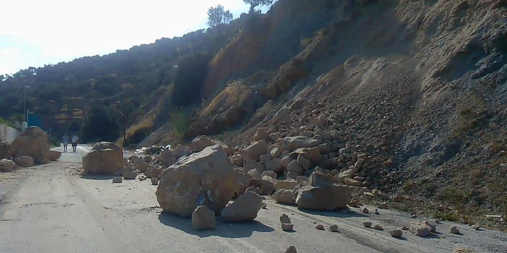 Κατολισθήσεις βράχων στο Πλωμάρι της Λέσβου από τις βροχοπτώσεις