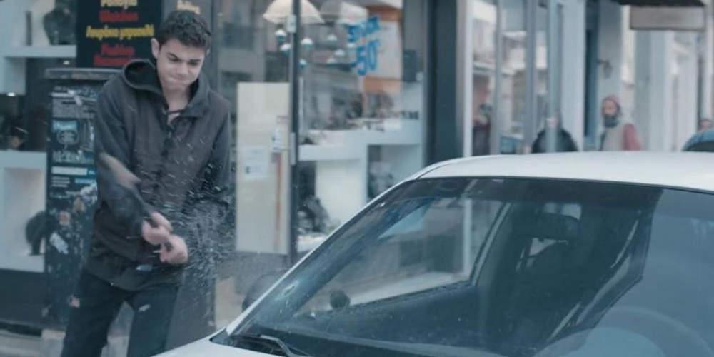 Σπάει ό,τι βρει μπροστά του με ένα λοστό για… καλό σκοπό [βίντεο]