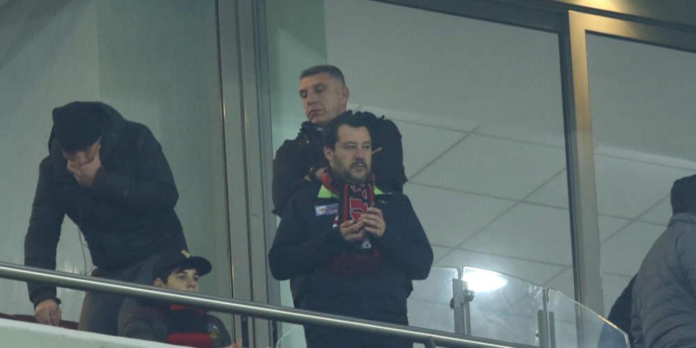 Σάλος με τον Σαλβίνι: Πόζαρε με οπαδό της Μίλαν που είχε συλληφθεί για ναρκωτικά