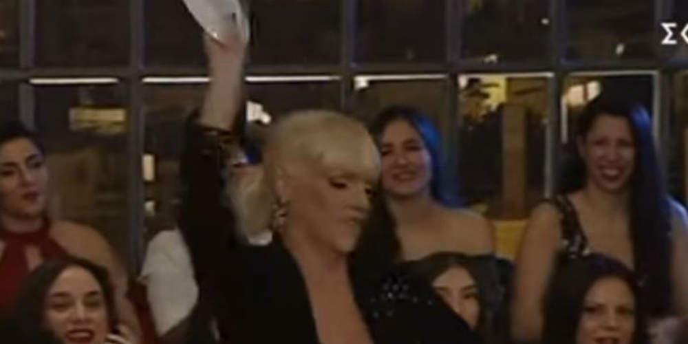 Χαμός στο «Στην υγειά μας»: Η Σάσα Σταμάτη πέταξε πιάτο πάνω στη Τζένη Μπότση την ώρα που χόρευε