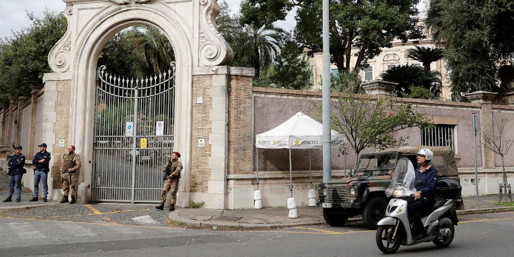 Κατεβάζουν στρατό για να κλείσει τις λακκούβες στους δρόμους της Ρώμης