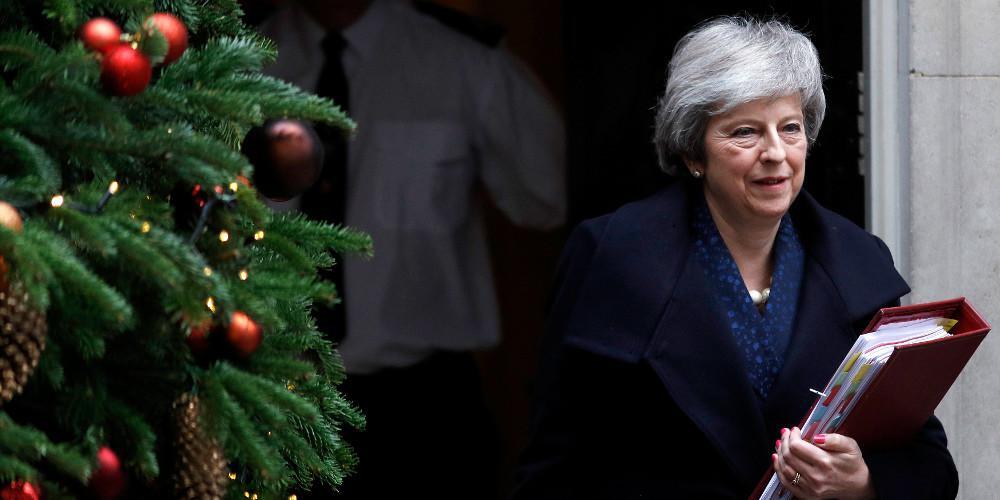 Παραμένει η Τερέζα Μέι στην ηγεσία - Aπορρίφθηκε η πρόταση μομφής