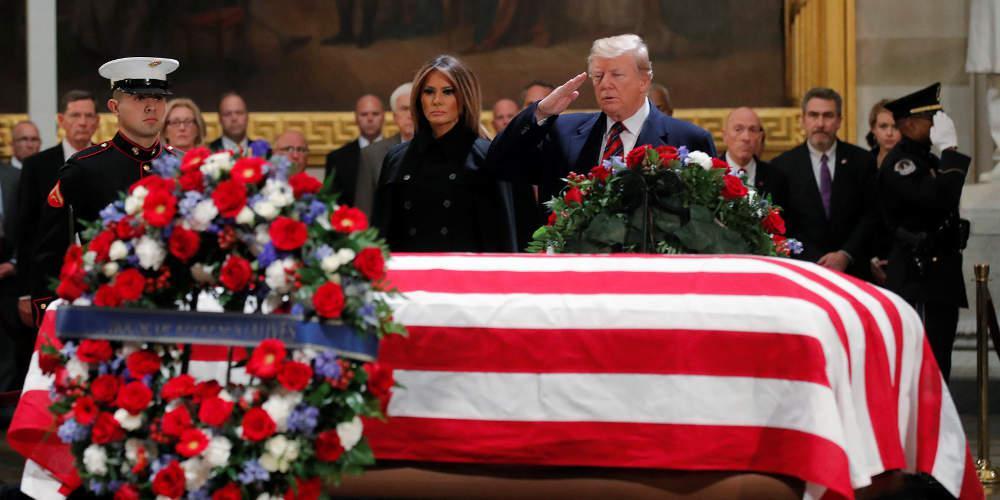 Επίσκεψη-«αστραπή» Τραμπ στο Καπιτώλιο για να αποτίσει φόρο τιμής στον Μπους