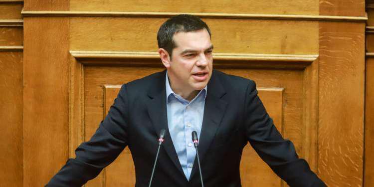«Καθίστε, μιλά ο πρωθυπουργός!» - Ο Τσίπρας εκνευρίστηκε με τους βουλευτές της ΝΔ [βίντεο]