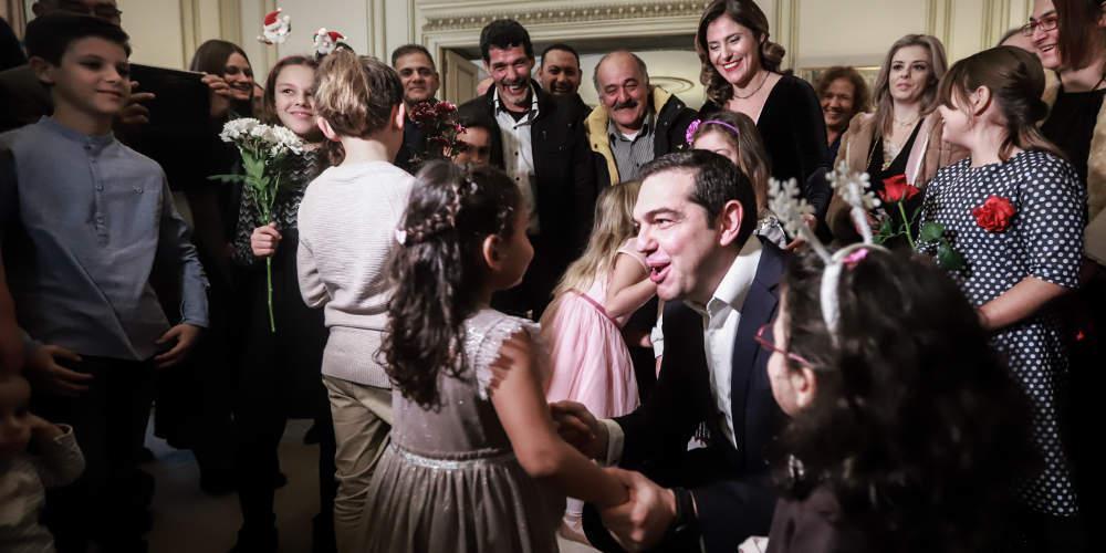 Τα «έψαλλαν» στον Τσίπρα: Κάλαντα στον πρωθυπουργό από μαθητές ΑμΕΑ [βίντεο]