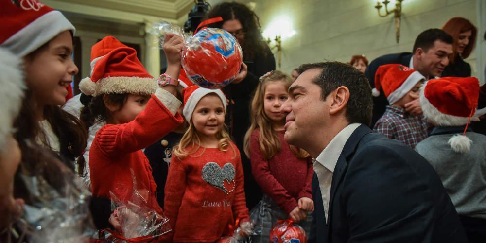 Χριστουγεννιάτικα κάλαντα και ευχές στους πολιτικούς αρχηγούς [βίντεο]