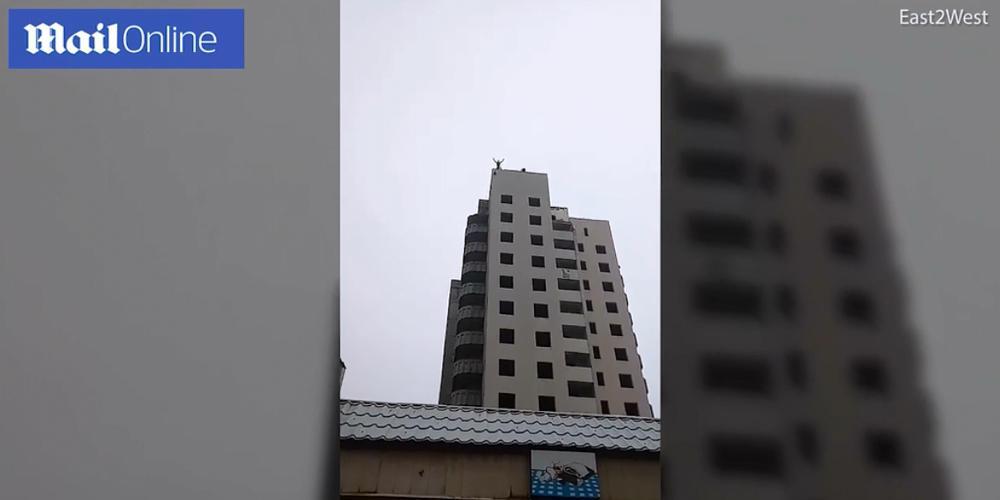 Βίντεο σοκ: 15χρονος πέφτει από ταράτσα, ενώ τον βλέπει η μητέρα του