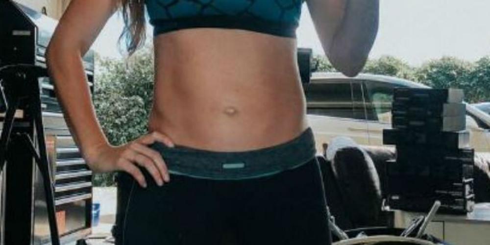 Γνωστή εγκυμονούσα ηθοποιός μας δείχνει την κοιλίτσα της...