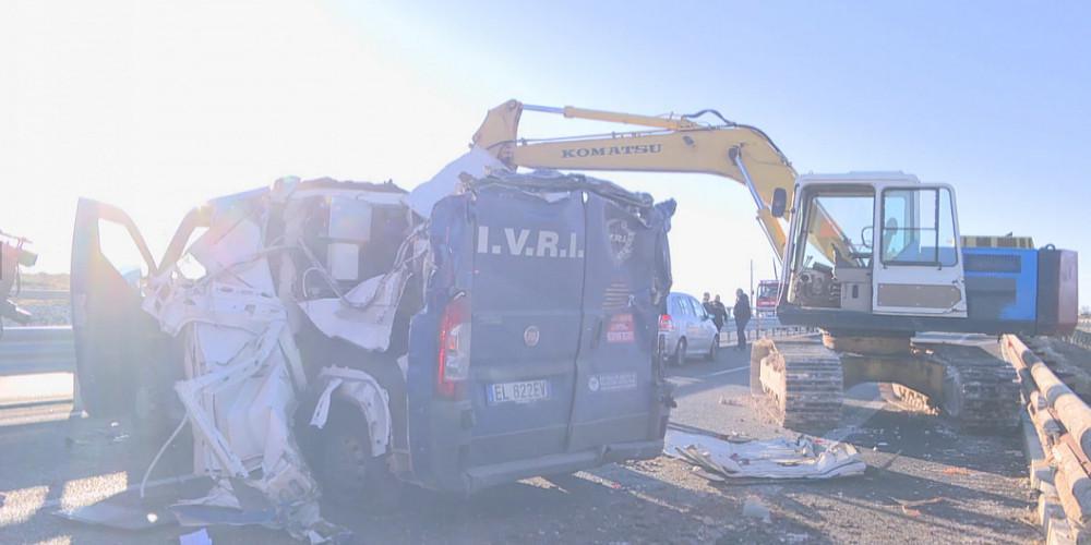 Ληστές χρησιμοποίησαν μπουλντόζες για να ανοίξουν ένα βανάκι εταιρείας security