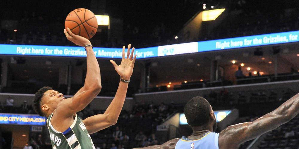 Ασταμάτητος ξανά ο Αντετοκούνμπο με double-double απέναντι στους Γκρίζλις [βίντεο]