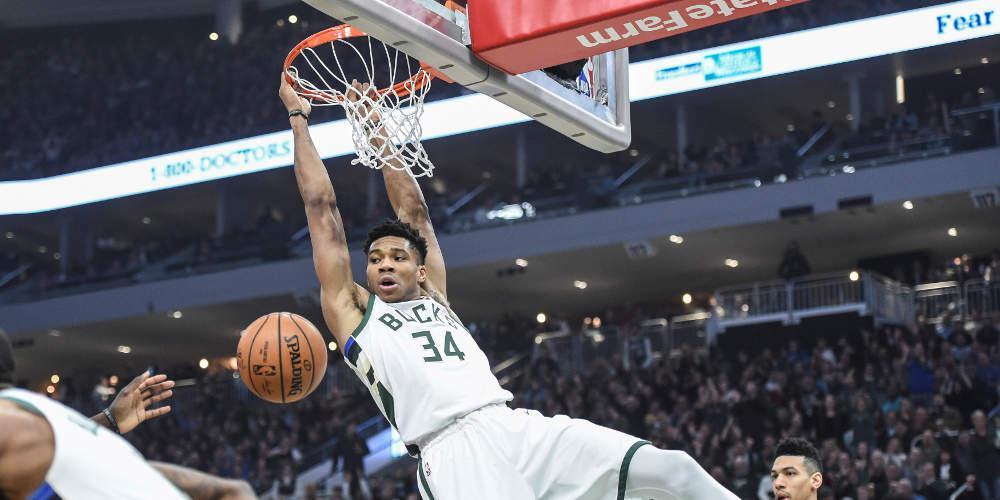 Μοναδικό: Ο Αντετοκούνμπο περιτριγυρισμένος από παιδιά με ελληνικές σημαίες [εικόνα]