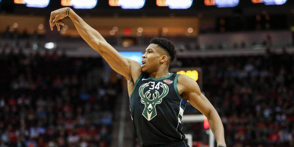 Συγκινητικό: Ο Αντετοκούνμπο χαρίζει τα παπούτσια του σε ένα μικρό παιδί