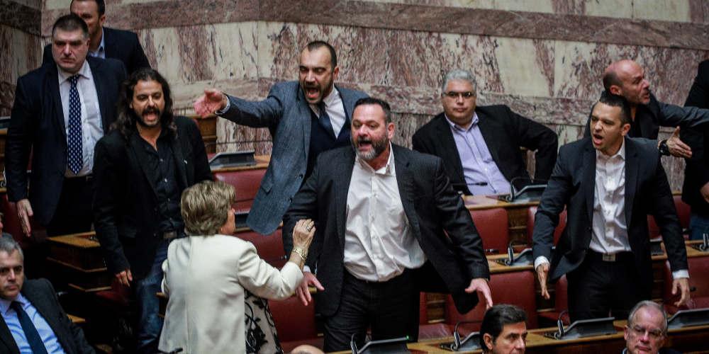 Χαμός στη Βουλή με τους Χρυσαυγίτες κατά την διάρκεια της ψηφοφορίας για την συμφωνία των Πρεσπών