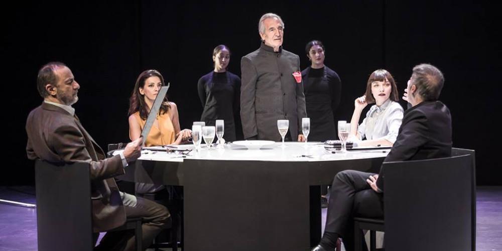 Το Δείπνο θα σε κάνει να αναρωτηθείς τι θα πει «αναγκαστική ευτυχία»