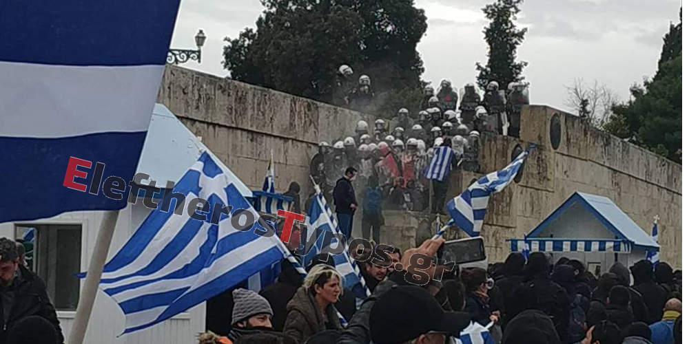 Ξεμένουν από δακρυγόνα και τα ΜΑΤ ρίχνουν τα… ληγμένα