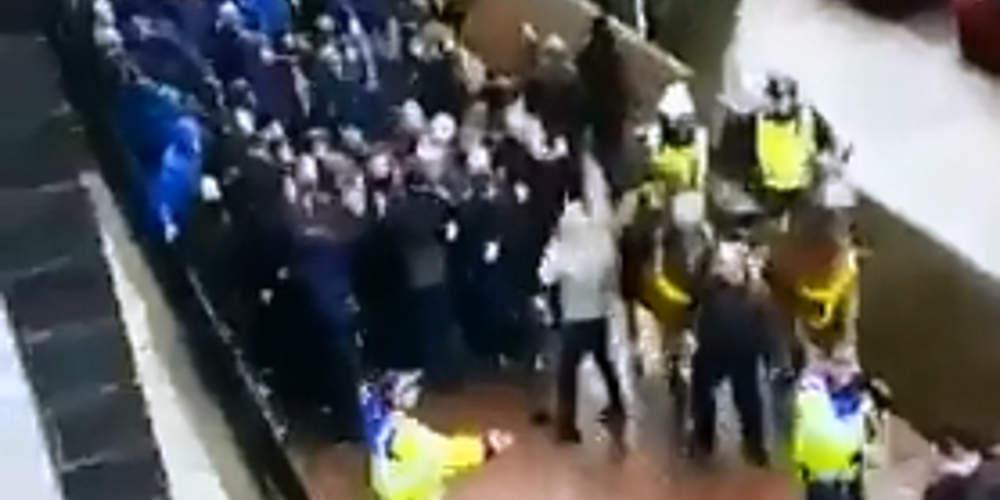 Άγριο ξύλο μεταξύ των οπαδών της Μίλγουολ και της Έβερτον στην Αγγλία [βίντεο]