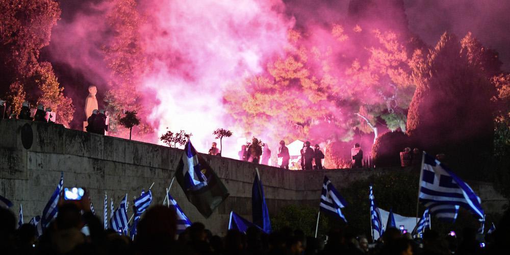 Πετροπόλεμος και χημικά έξω από την Βουλή [βίντεο]