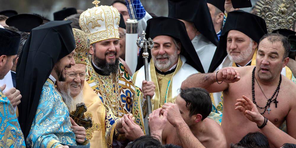 Ο αγιασμός των υδάτων από τον Οικουμενικό Πατριάρχη Βαρθολομαίο στον Κεράτιο κόλπο στο Φανάρι