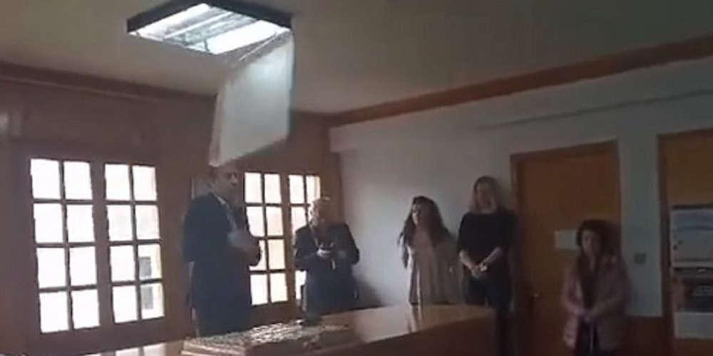 Απίστευτο: Έπεσε το φωτιστικό στο... κεφάλι του δημάρχου Ιωαννίνων [βίντεο]