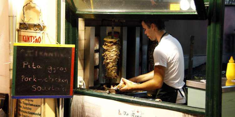 Παρέμβαση της Επιτροπής Ανταγωνισμού για την πιθανότητα «τραστ» στην τιμή στο σουβλάκι