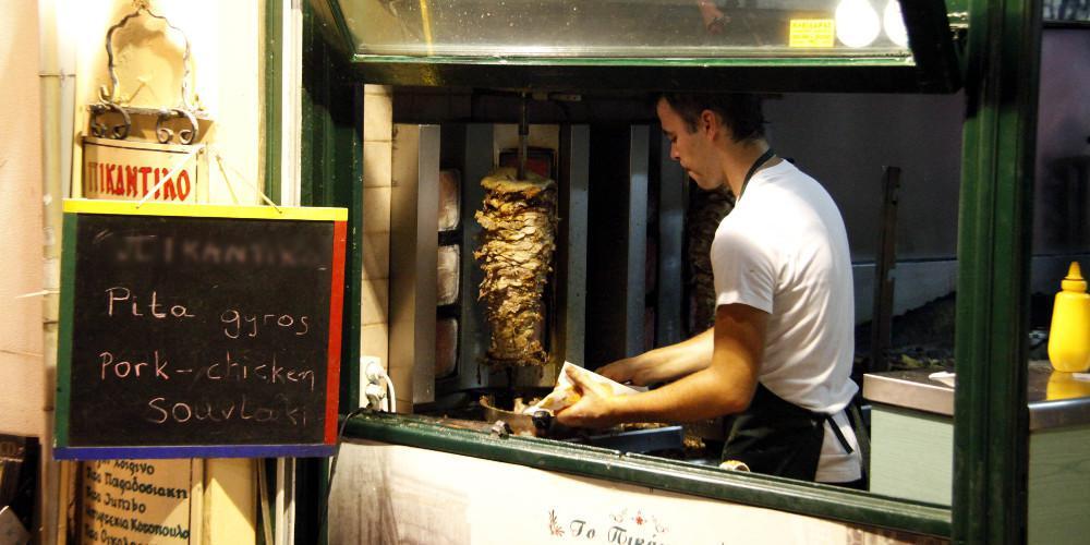Παρέμβαση της Επιτροπής Ανταγωνισμού για την πιθανότητα «τραστ» στην τιμή στο σουβλάκι