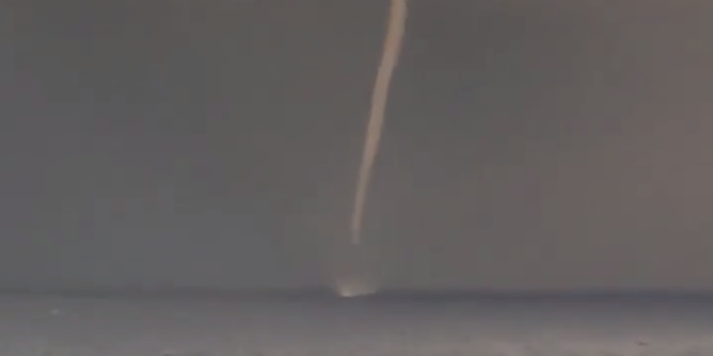 Εντυπωσιακή εμφάνιση της «Σοφίας» με υδροστρόβιλο στην Ζάκυνθο