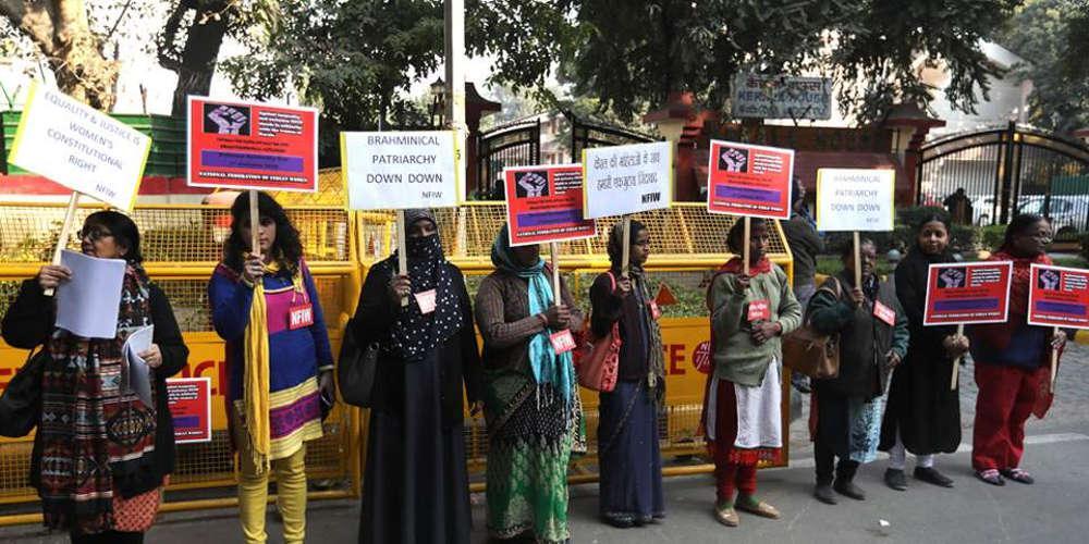 Χιλιάδες Ινδές σχημάτισαν αλυσίδα 620 χιλιομέτρων απαιτώντας σεβασμό στα δικαιώματά τους