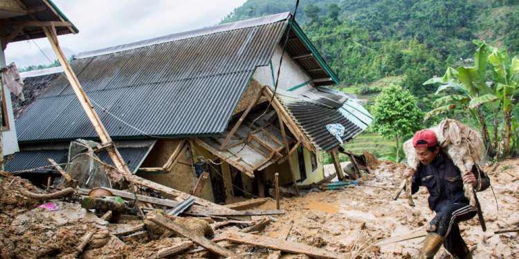 Δεκαπέντε νεκροί και δεκάδες αγνοούμενοι από κατολισθήσεις στην Ινδονησία